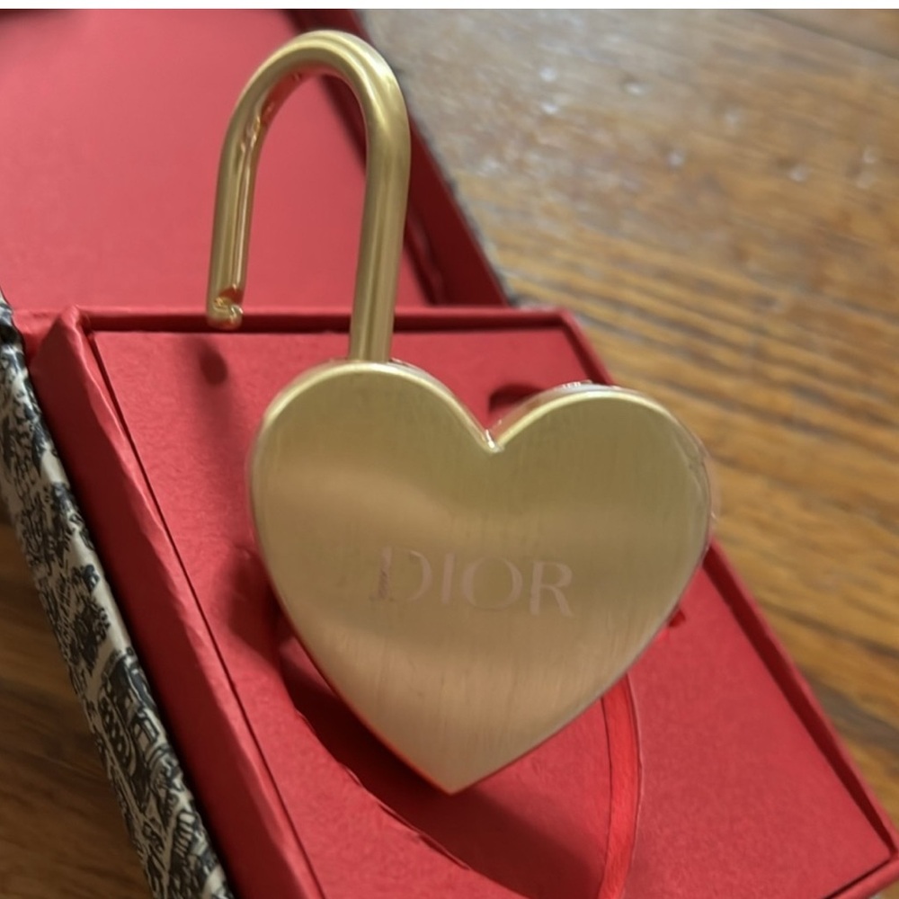 Dior Heart Padlock & Key W/Box 2023 Valentine Limited Novelty - Picture 5 of 7